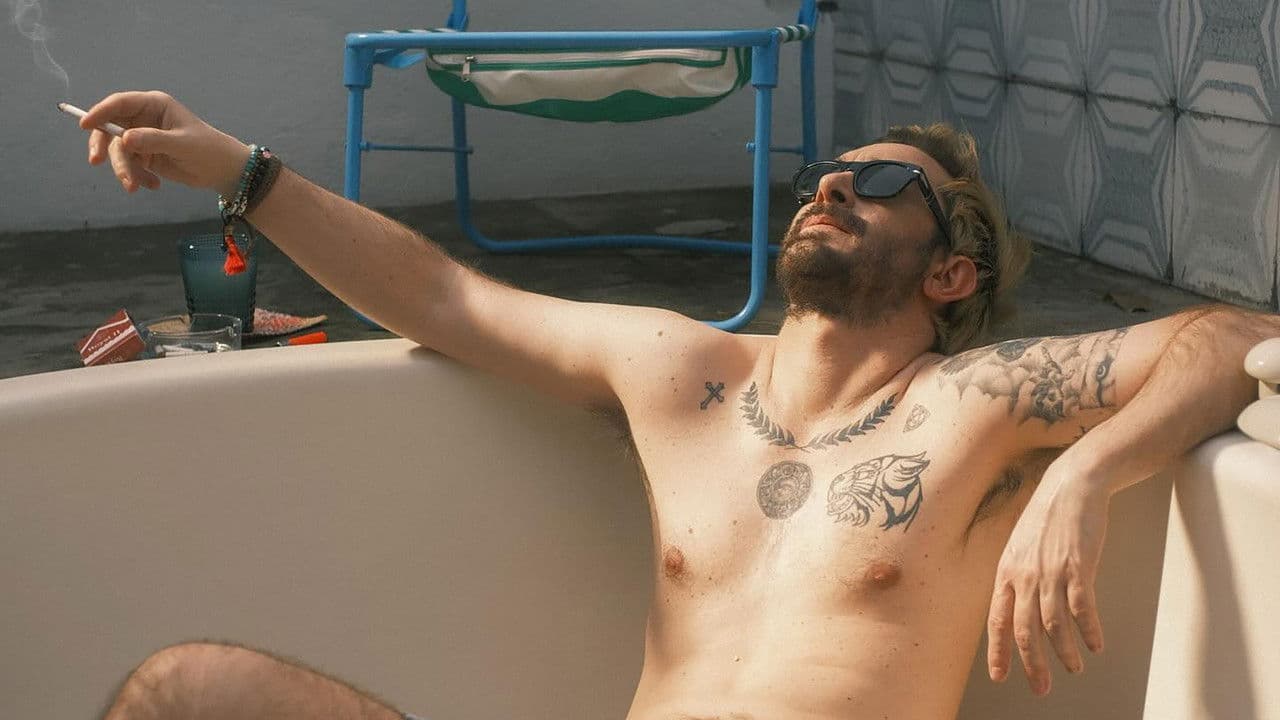 Sobriedad, me estás matando (2025): Crítica, sinopsis y secretos del caótico regreso de Raúl Campos a la comedia mexicana